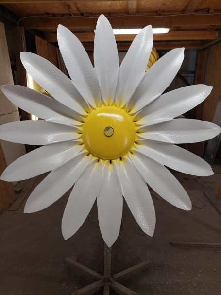 Fleur de marguerite en métal blanc et jaune, grande et décorative.