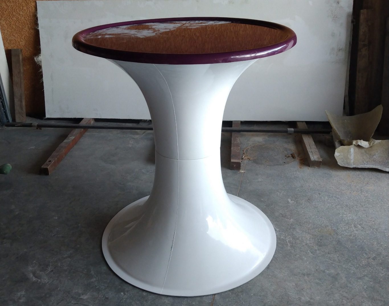 Table au design moderne avec un plateau marron et une base blanche élégante.