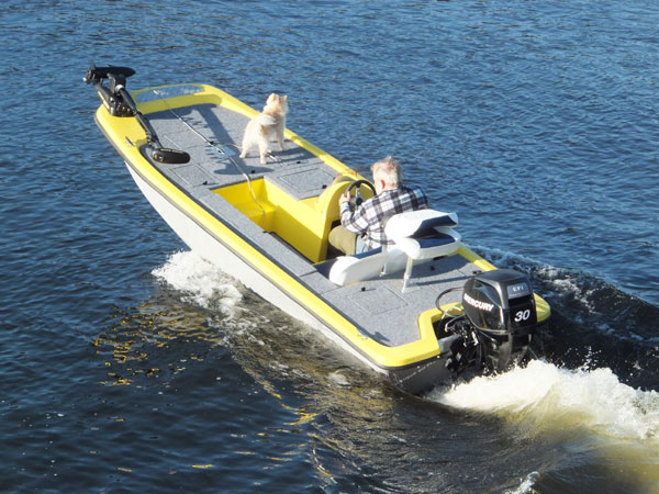 barque de pêche xtreme boat bass-boat Bateau à moteur jaune sur l'eau, avec deux personnes à bord.