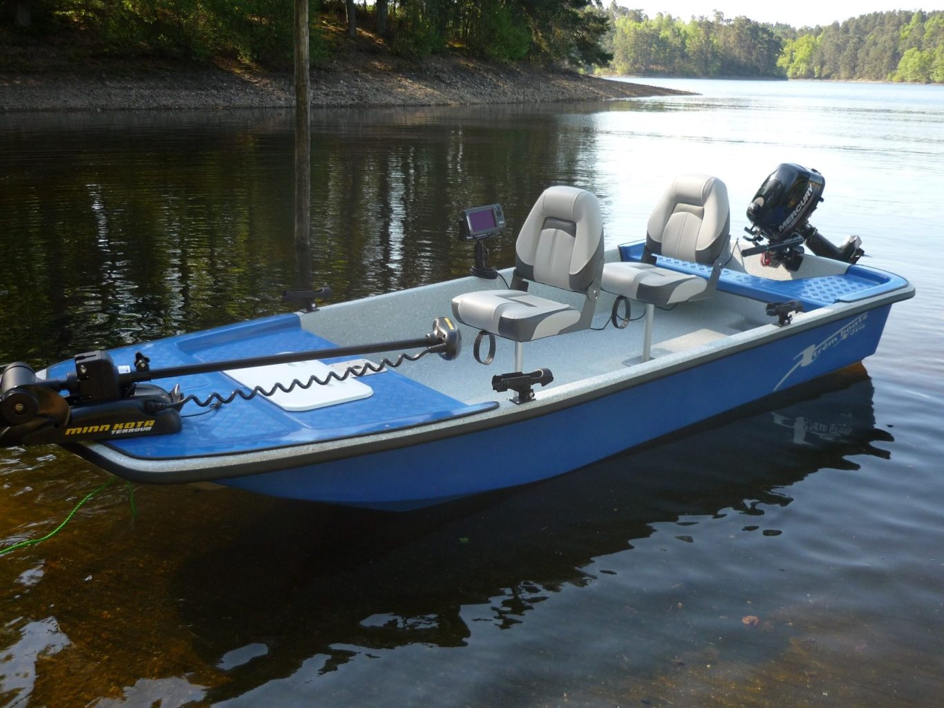 barque skiff Bateau de pêche bleu à moteur, avec deux sièges, sur un plan d'eau calme.